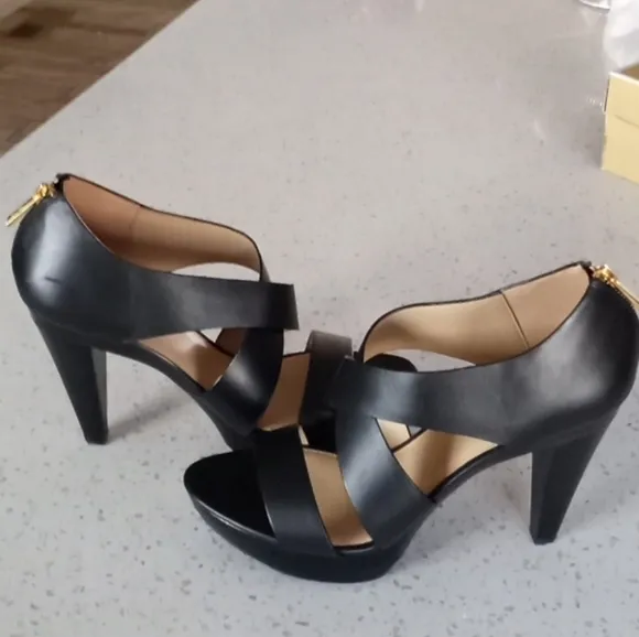 MICHAEL KORS Eleana Lacquer Platform Sandals EUC