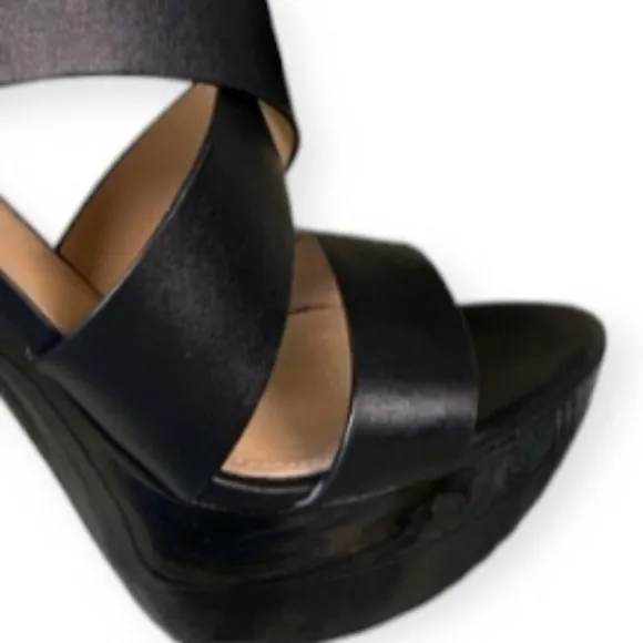 MICHAEL KORS Eleana Lacquer Platform Sandals EUC