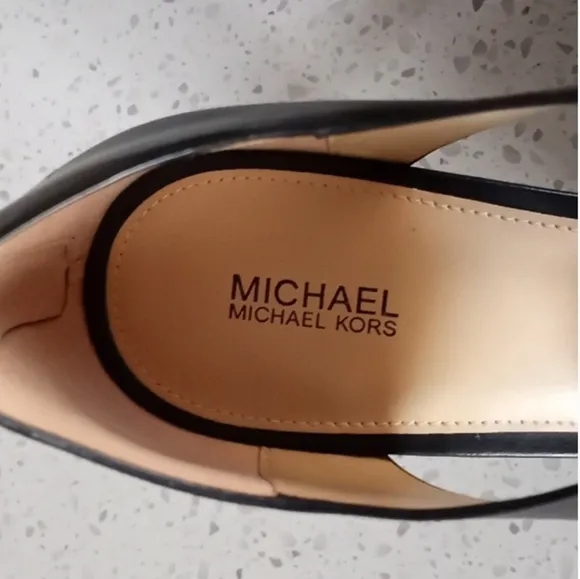 MICHAEL KORS Eleana Lacquer Platform Sandals EUC