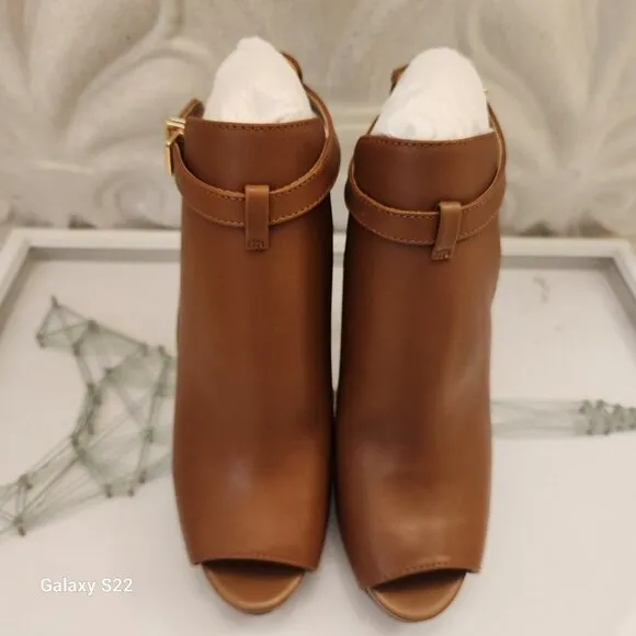 Michael Kors Leather &quot; Lawson Open Toe&quot; Heeled Sandals. NIB. Size 5.5