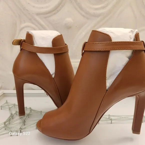 Michael Kors Leather &quot; Lawson Open Toe&quot; Heeled Sandals. NIB. Size 5.5