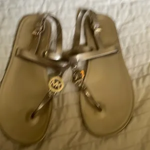 Michael kors rubber pool sandals flip flops size 9 new without tags rubber gold