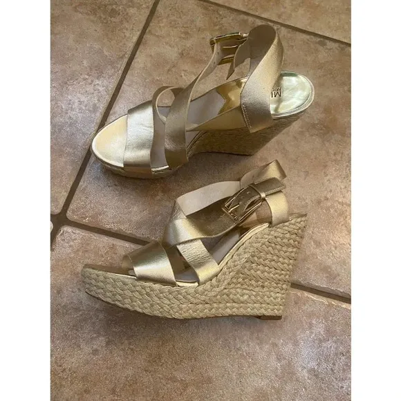 MICHAEL KORS  Women's Michael Kors Giovanna Gold Strappy Wedge Sandals 9.5