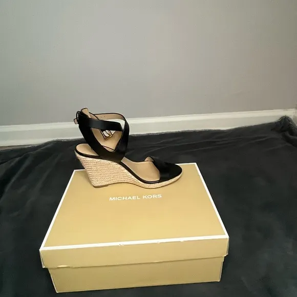 MICHAEL Michael Kors Women Kaylee Wedge Sandal Size 6