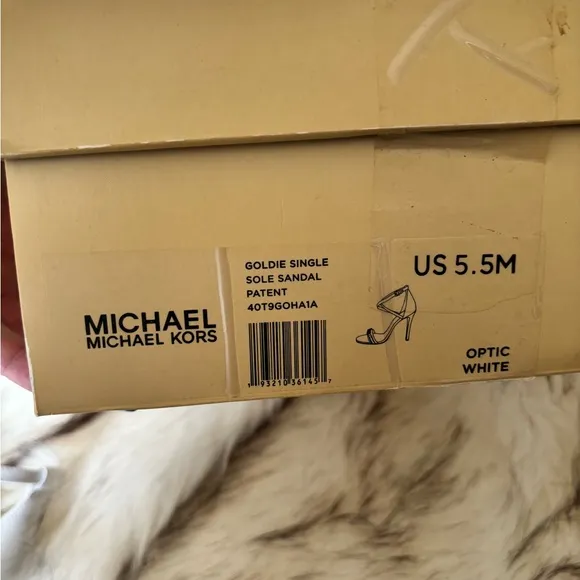 ❤️Micheal Kors new summer white leather sandals  size 5.5 ❤️.New❤️Goldie’s 🦋