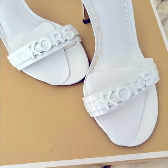 ❤️Micheal Kors new summer white leather sandals  size 5.5 ❤️.New❤️Goldie’s 🦋