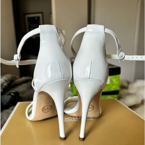❤️Micheal Kors new summer white leather sandals  size 5.5 ❤️.New❤️Goldie’s 🦋