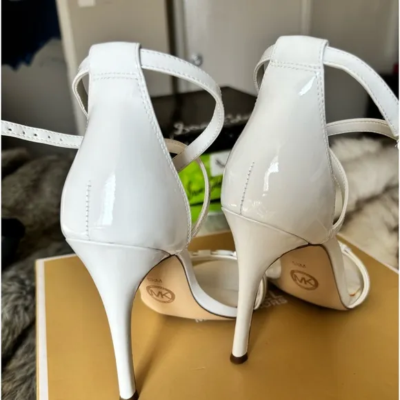 ❤️Micheal Kors new summer white leather sandals  size 5.5 ❤️.New❤️Goldie’s 🦋