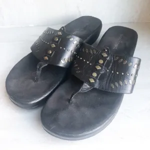 Minnetonka embellished flipflop sandals leather stamped size  9 black