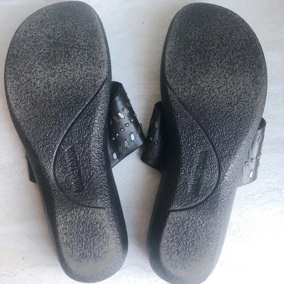Minnetonka embellished flipflop sandals leather stamped size  9 black