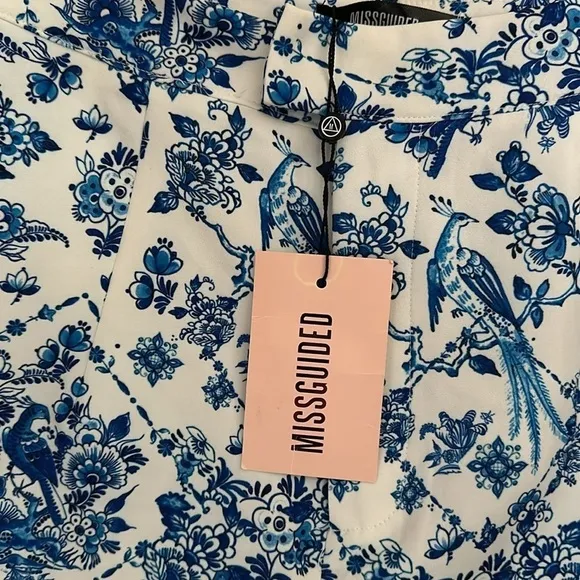 MISSGUIDED Coordinates High Cut Tailored Shorts - White/Blue Bird Floral Print
