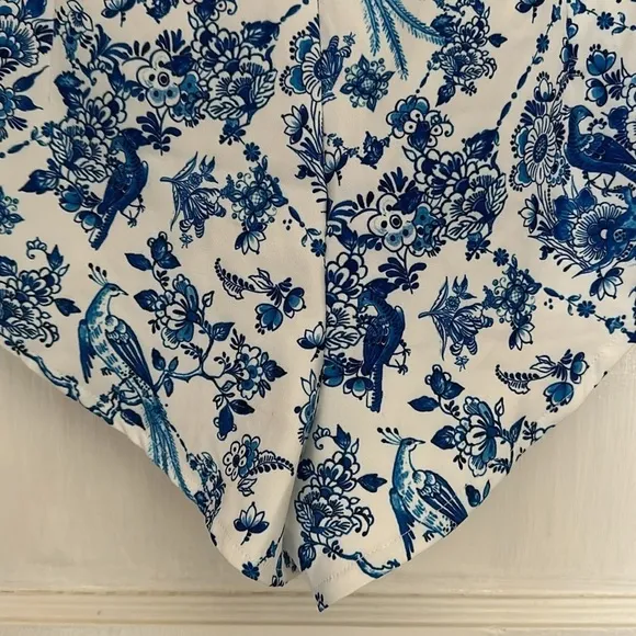 MISSGUIDED Coordinates High Cut Tailored Shorts - White/Blue Bird Floral Print