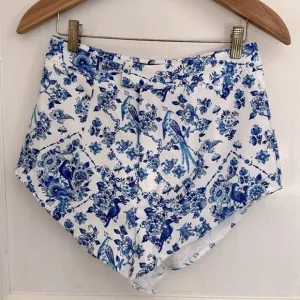 MISSGUIDED Coordinates High Cut Tailored Shorts - White/Blue Bird Floral Print