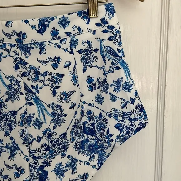 MISSGUIDED Coordinates High Cut Tailored Shorts - White/Blue Bird Floral Print