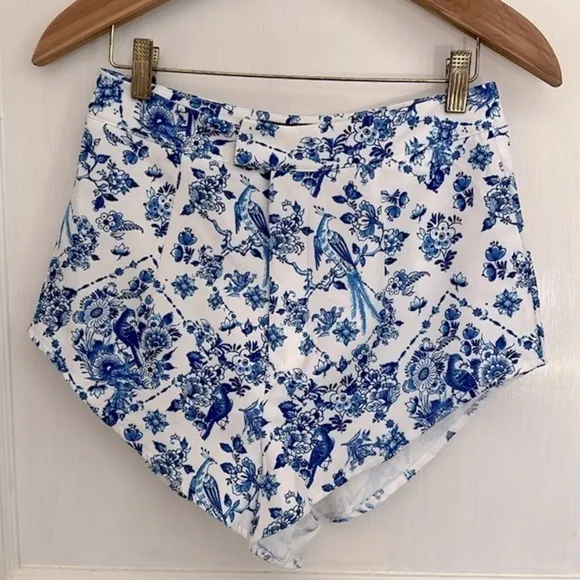 MISSGUIDED Coordinates High Cut Tailored Shorts - White/Blue Bird Floral Print