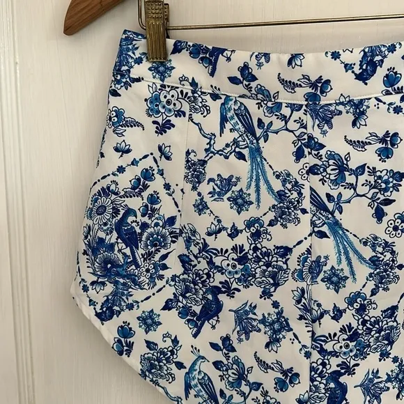 MISSGUIDED Coordinates High Cut Tailored Shorts - White/Blue Bird Floral Print