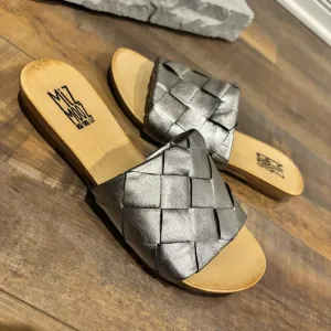 Miz Mooz Women’s Size 8 Augustine Pewter Metallic Woven Leather Slip On Sandals