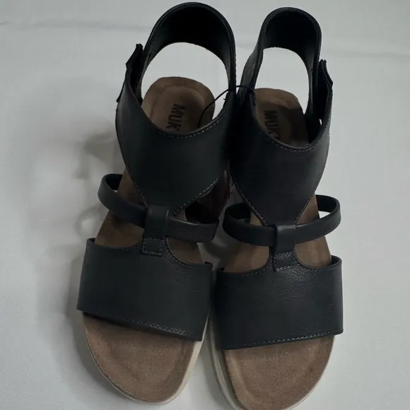 Muk Luks Grey Sandals with Contoured Footbed and Adjustable Straps Size 7