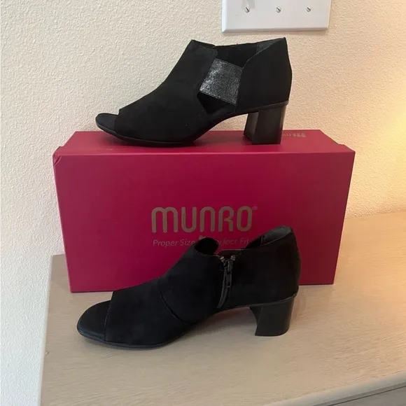 Munro Sable Sandals Black-Suede