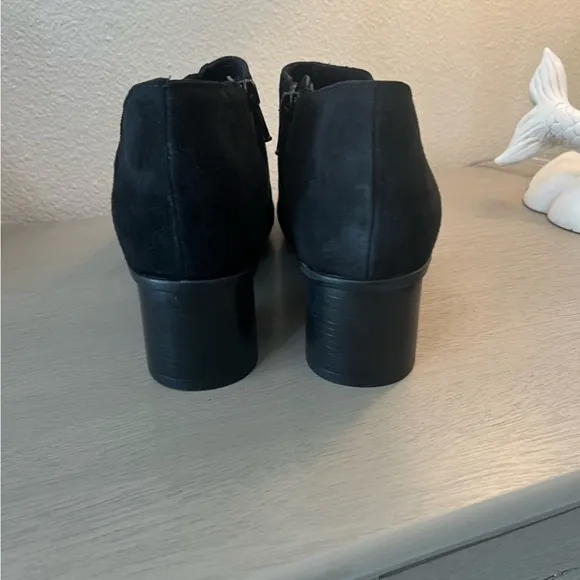 Munro Sable Sandals Black-Suede