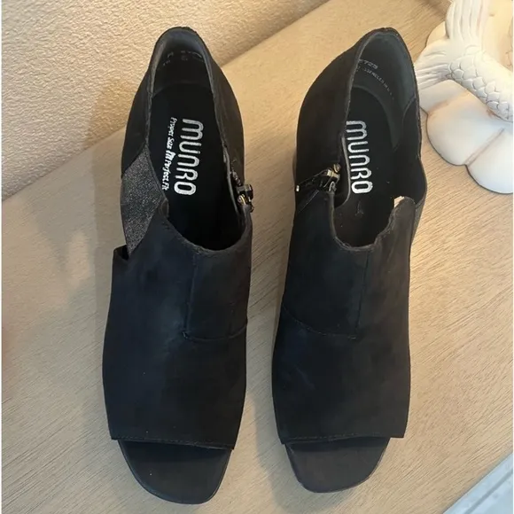 Munro Sable Sandals Black-Suede