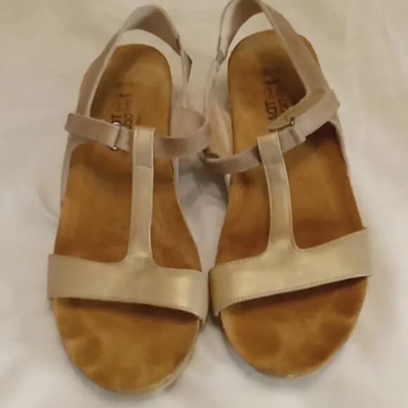 Naot Women's  Size 8.5 Unicorn T-Straps Sandals. Summer, Beachy, Casual, Comfy