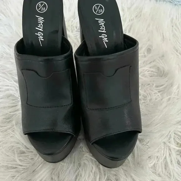 Nasty Gal platform sandals size 5 fit like 6