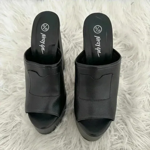 Nasty Gal platform sandals size 5 fit like 6