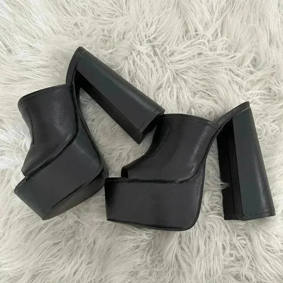 Nasty Gal platform sandals size 5 fit like 6