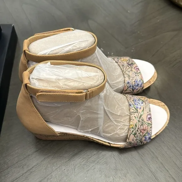 NATURALIZER Areda Ankle Strap Wedge Sandals