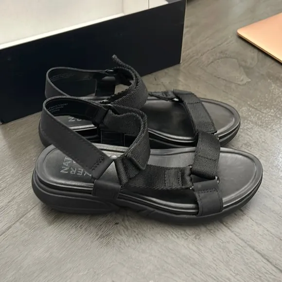 Naturalizer Flores Sandal in Black