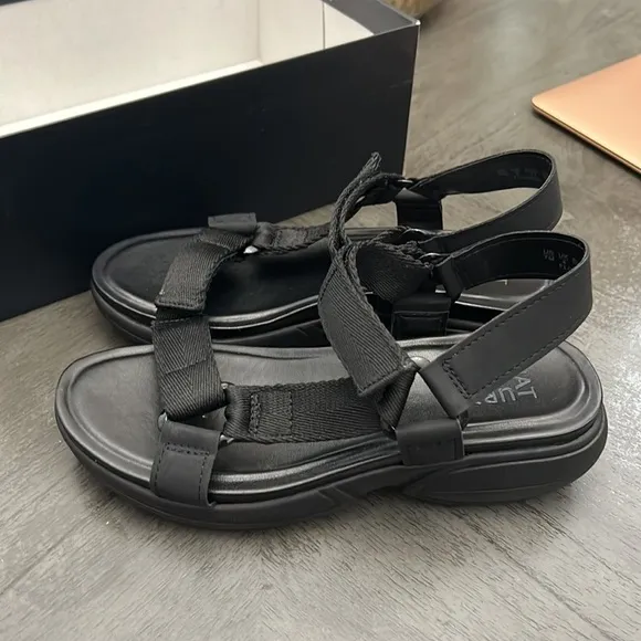 Naturalizer Flores Sandal in Black