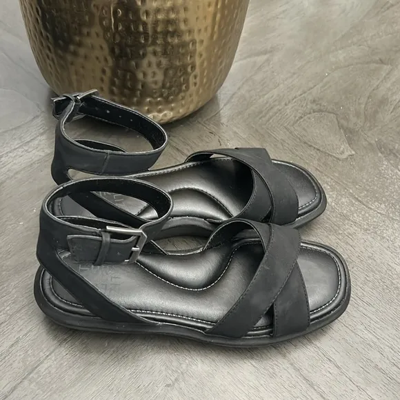 Naturalizer Jamila Flat Sandals Women's Shoes In Black Faux Nubuck