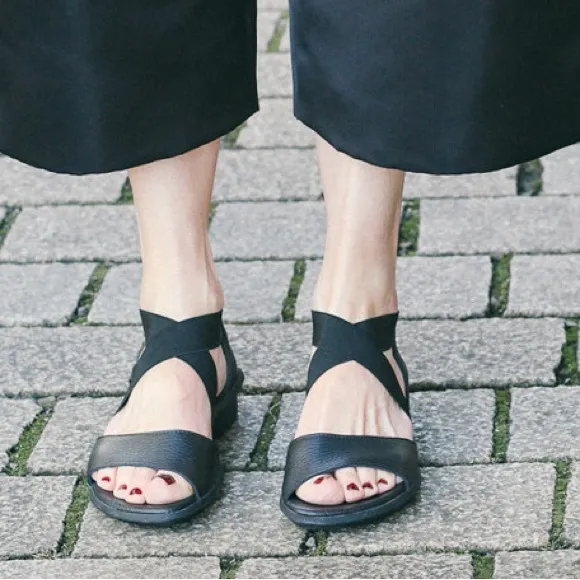 NEW ARCHE Womens Satia Sandals Strappy Low Crossed Strap Black Size 9.5