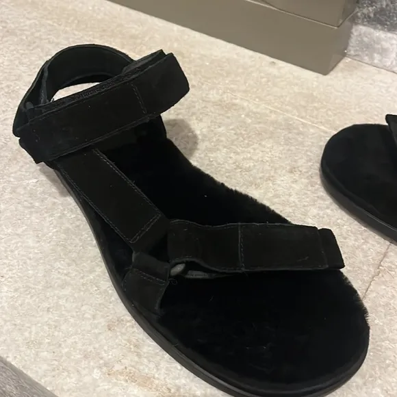 !!New Arrival!! Vince men's fur sandals