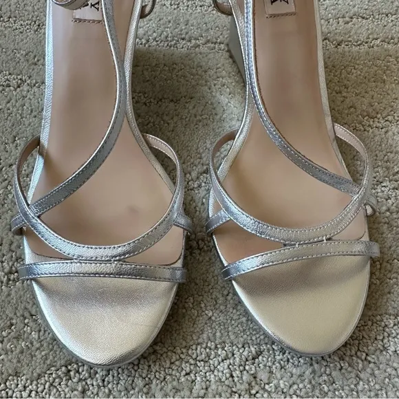NEW Badgley Mischka Silver Metallic Strappy Anklet Wedge Leather Sandals Size 8