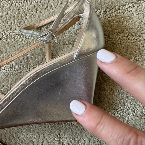 NEW Badgley Mischka Silver Metallic Strappy Anklet Wedge Leather Sandals Size 8