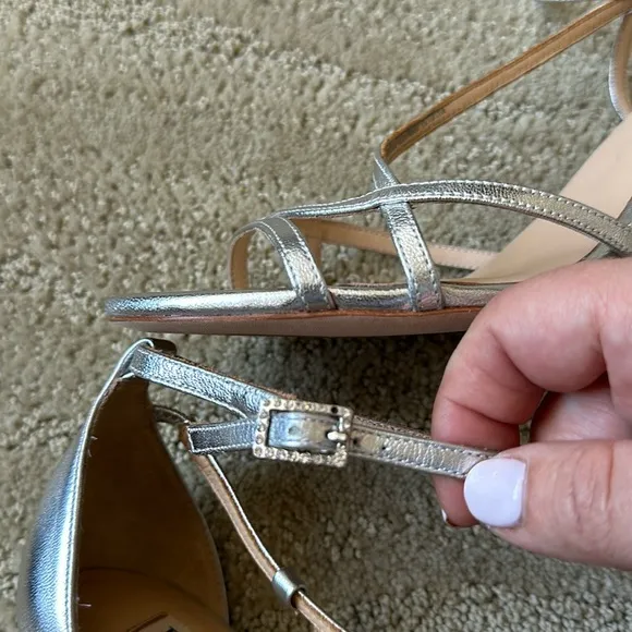NEW Badgley Mischka Silver Metallic Strappy Anklet Wedge Leather Sandals Size 8