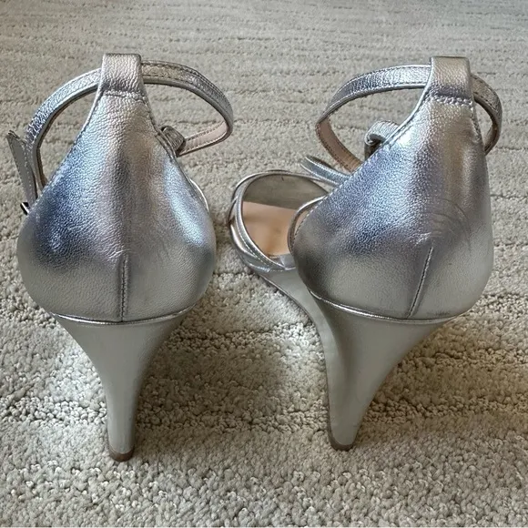 NEW Badgley Mischka Silver Metallic Strappy Anklet Wedge Leather Sandals Size 8