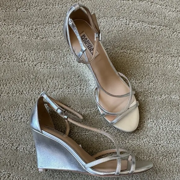NEW Badgley Mischka Silver Metallic Strappy Anklet Wedge Leather Sandals Size 8