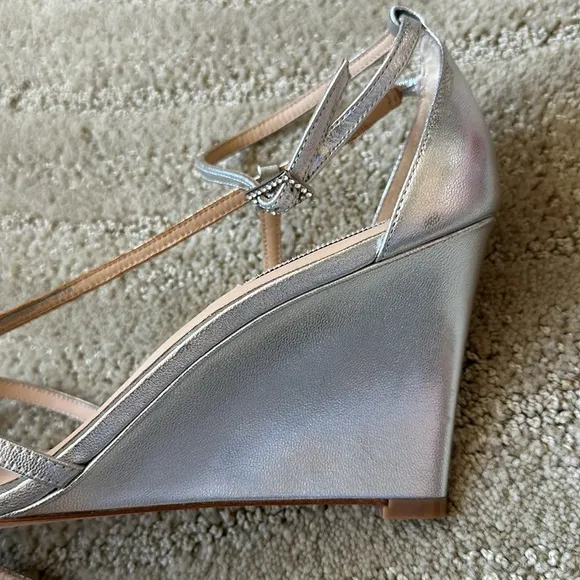 NEW Badgley Mischka Silver Metallic Strappy Anklet Wedge Leather Sandals Size 8