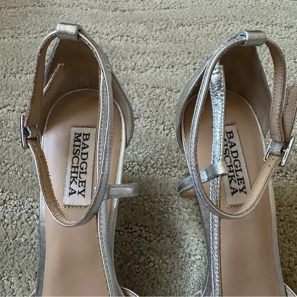 NEW Badgley Mischka Silver Metallic Strappy Anklet Wedge Leather Sandals Size 8