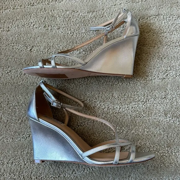 NEW Badgley Mischka Silver Metallic Strappy Anklet Wedge Leather Sandals Size 8