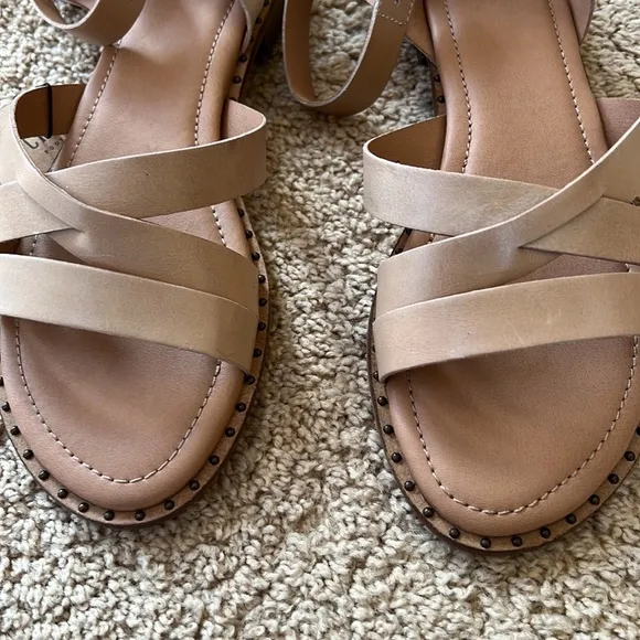 New! Crevos SZ 9.5 pansey leather sandals in bone color.
