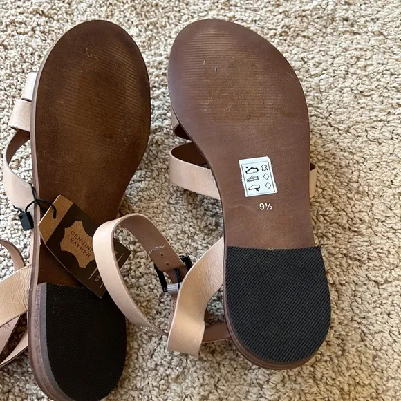 New! Crevos SZ 9.5 pansey leather sandals in bone color.