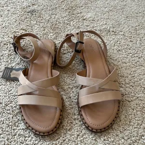 New! Crevos SZ 9.5 pansey leather sandals in bone color.