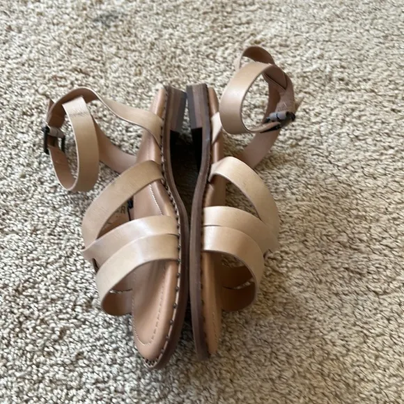 New! Crevos SZ 9.5 pansey leather sandals in bone color.