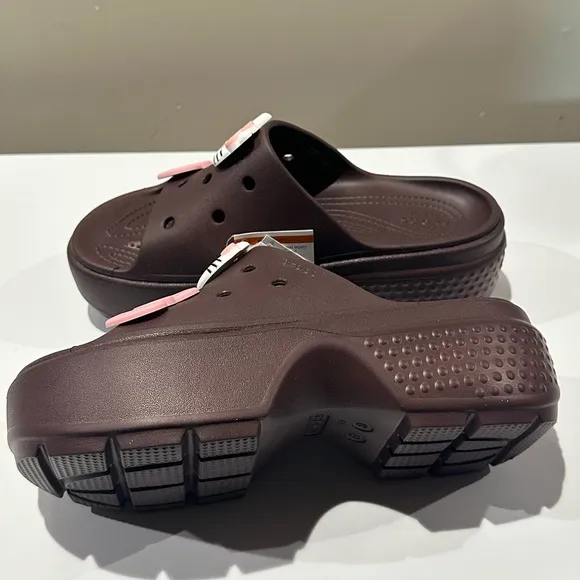 🌸NEW CROCS BROWN HELLO KITTY UNISEX WOMEN’S Sz 8 Men’s Sz 6 With Tags.