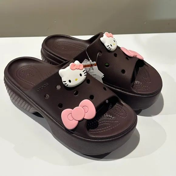 🌸NEW CROCS BROWN HELLO KITTY UNISEX WOMEN’S Sz 8 Men’s Sz 6 With Tags.