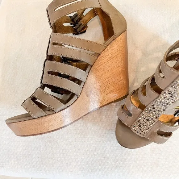 NEW Cynthia Vincent Jett Wood Wedge Sandal Size 10